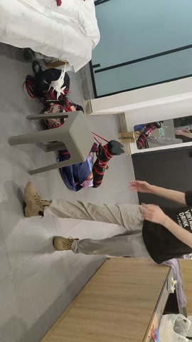 海瑟音cos捆绑，尝试只用一张凳子为支点驷马 第9张