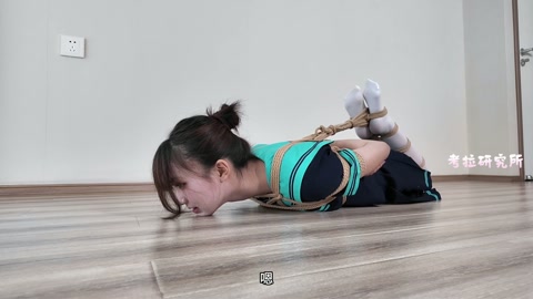 清纯少女听力答题接连出错，被绑缚超紧驷马放置，勒到双腿发麻、软瘫在地【胸缚 游戏 驷马缚 放置 挣扎... 第9张