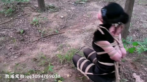 牧瑶定拍少女去小树林去约会,偏偏走错了小树林,遇到2个绑匪遭绑架 第9张