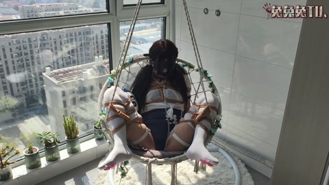 白丝死库水～约绳小记 1 捆绑白丝死库水小男娘，戴上眼罩，嘴巴贴上胶带，捆绑放置在吊篮椅上，也不知道... 第9张