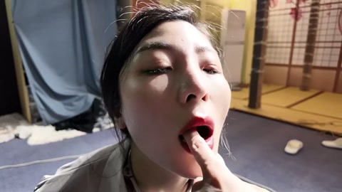 白衣小护士，白衣小护士被双手带拷吊起，脖子上带不锈钢项圈，紧紧的扣在地上，股绳高高勒紧吊起，脚腕绑好... 第9张