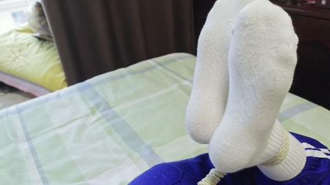 白袜校服少女被绑架 驷马挠痒挣扎 丝袜勒嘴 脱袜子强迫闻 露脸 第9张