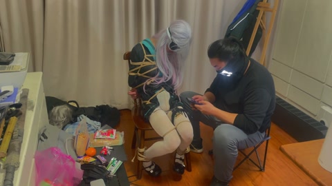 紧缚蒙眼之后戴上郊狼，做零食挑战，下面贴着郊狼和训练器两种东西，猜错就是电击惩罚，猜对就是震动下体获... 第9张