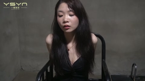 红罂粟（中）女毒枭青禾被押进审讯室拒不交代开启电刑又被反铐栏杆上加大电流供认不讳拍照留档 第9张