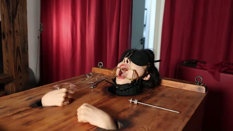 美女的嘴巴 “捕获一美女，关进木箱枷住脖子，露出头部，然后上道具 观赏。主要用了三种嘴巴刑具，强制喂... 第9张