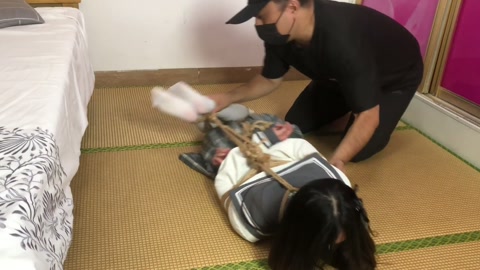 荷露COS崩坏 流萤 误入活绳屋（三）挣脱逃亡在柜子里被魔法缚紧 想嘴遁说服绑匪 却被骗再次驷马 第9张