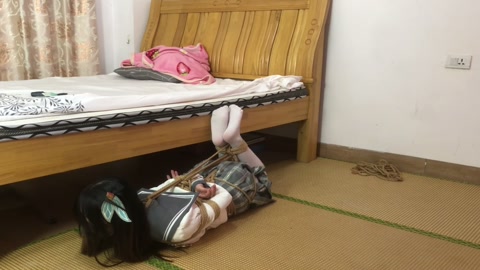 荷露COS崩坏 流萤 误入活绳屋（二）自动紧缚绳陷阱抓住逃走再被抓回 驷马拿不到剪刀 第9张