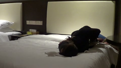 记一次酒店小品 昏暗的灯光下 黑色卫衣牛仔裤驷马裸足的女孩更让人垂涎欲滴【红豆】 第9张