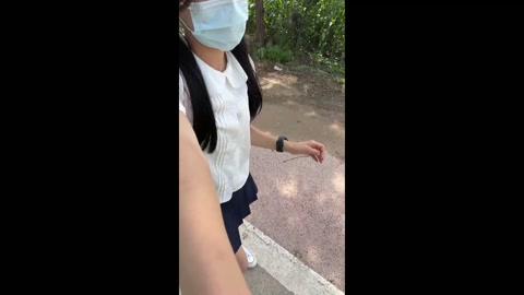 18岁JK白丝脚镣女高的户外两公里镣铐徒步 第9张