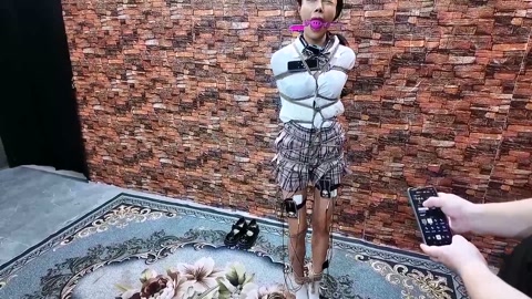 JK少女误入歹徒的住处,被吊起来电击ZX玩弄晕死过去 第9张
