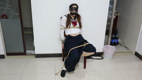 【荷仙素人实记】椅子缚捆绑玩素人女生4号 两种梆姿，水手服少女鞭打凌辱，语言羞辱，玩具挑逗，害怕的惊... 第10张