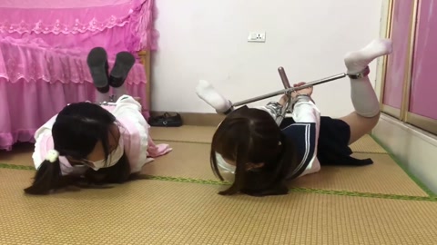 两个女孩 玩自铐 一个驷马铐一个驷马架 铐上发现钥匙在床上 第10张