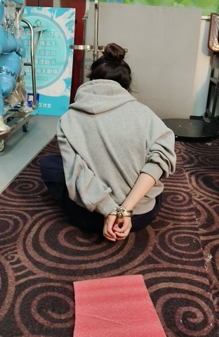 两个女生QQ铐任务，女生带两个QQ铐蒙眼走指压板，找钥匙游戏 第10张