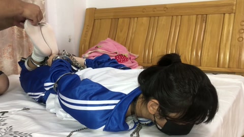 佳怡不遵守校规的惩罚 被教导主任把十几斤的十付镣铐全部铐在身上是什么感觉 第10张