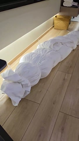 保鲜膜+棉被木乃伊，无法呼吸，闷得呜呜一直叫，又挣脱不出来，我给她放那不管，也不说话，她真的害怕了，... 第10张