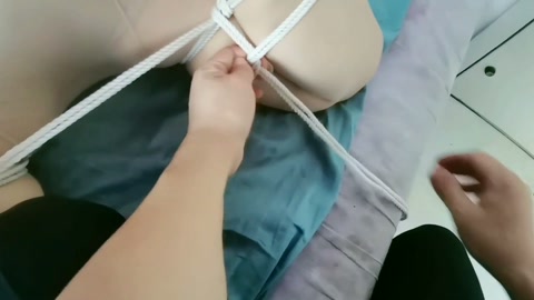 入室女贼挣扎逃脱，房主愤怒掐脖制服，粗大麻绳狠狠勒颈五星紧缚，双腿折腿缚痛苦挣扎 第10张