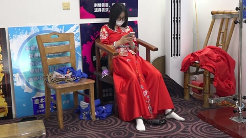 兰兰红色秀禾服，被捆绑鞭打招供，手铐脚镣，砝码脚镣 第10张