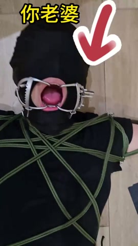 别人的女朋友M属性开发成功，越来越配合了，日常服装，白袜子，强力粘钩地板固定放置固定，口枷吐舌头，摸... 第10张