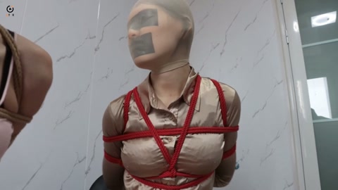 危情实录绑架秘书  王秘书与闺蜜在家中遭到绑架，两人被放置在卫生间内。绑匪将两人分开捆绑，黑色胶带封... 第10张