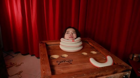圈养前准备“想牢固地固定她的身体，各种道具尝试， 让她不能动， 还要保证安全。” 第10张