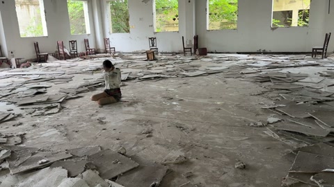 女j自救失败被抛尸荒野 第10张