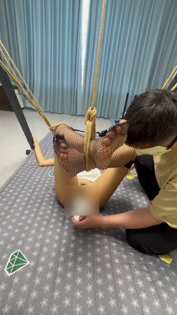 娇小柔弱女大跪吊TJ玩弄 口塞原味棉袜+震动B+手持阳具强高GC+TK+Sp 第10张