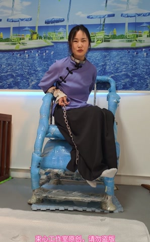 小月五四装，脖手脚连铐，喂鱼，家居简单生活剧情 第10张