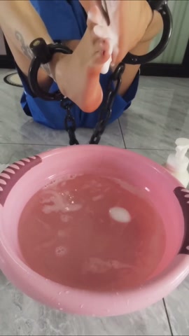 居家囚禁 妮妮崽身着囚服戴镣铐被囚禁于家里，期间被强迫观看“黄片”场面一度控制不住，最后戴镣铐洗脚 第10张