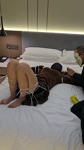 强吻！扎带直臂驷马紧缚，超紧鸡翅膀蟹式K9人形犬缚，毫无逃脱可能，牙刷挠脚心，强制猥亵，超薄丝袜头套... 第10张