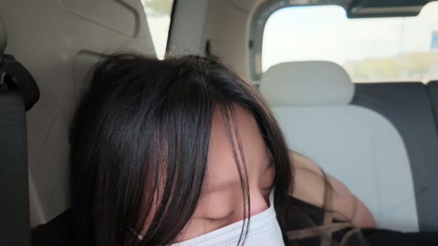 户外体验日式后高手 绑好以后，丝袜堵嘴 ，小怡在车后排 体验人群中路过 第10张