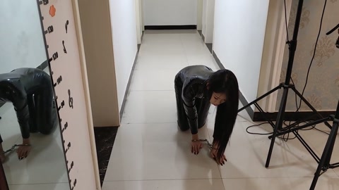 折磨女特工 第10张