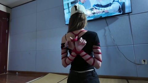 新模小野试镜大学生小野，第一次体验捆绑。女孩很瘦，尝试了几个造型，感觉还挺好 第10张