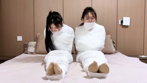 木乃伊母女01女儿回家发现衣柜传出呜呜声 居然是被变成木乃伊的美女 李然 吴晗 表演超棒的模特 洁白... 第10张