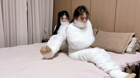 木乃伊母女02母亲和女儿被变成全包木乃伊 母女们拼命蠕动逃跑 丝袜被包裹在一起 肆意挠痒 2个美女被... 第10张