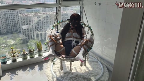 白丝死库水～约绳小记 1 捆绑白丝死库水小男娘，戴上眼罩，嘴巴贴上胶带，捆绑放置在吊篮椅上，也不知道... 第10张