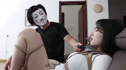 直播劫难（下集）女老板被助手胁迫继续直播 M字开腿展示各类堵嘴道具 最后被迷晕装箱 第10张