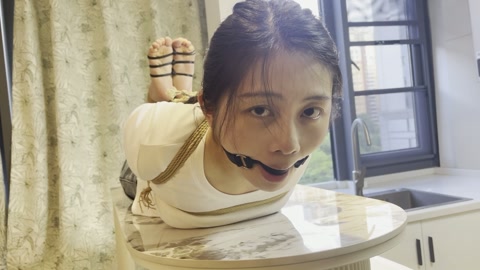 眼镜妹驷马放置  题材仍然是驷马，无剧情，主要是裸足驷马，绑的依然相当极限一些，然后脚上不断加绳，脚... 第10张