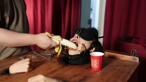 美女的嘴巴 “捕获一美女，关进木箱枷住脖子，露出头部，然后上道具 观赏。主要用了三种嘴巴刑具，强制喂... 第10张