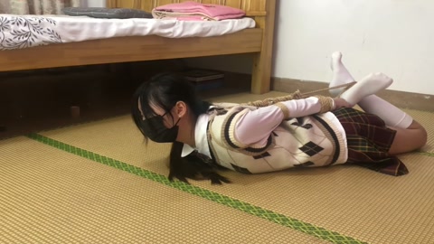 荷露超紧并肘直臂一根绳交叉腿驷马 挣脱测试 最后实在受不了一直求饶手都紫了 第10张