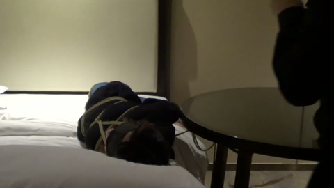 记一次酒店小品 昏暗的灯光下 黑色卫衣牛仔裤驷马裸足的女孩更让人垂涎欲滴【红豆】 第10张