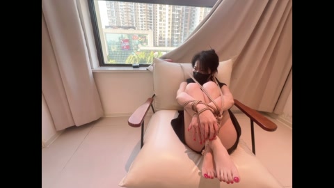 静静不同姿势被固定在椅子上放置玩脚 第10张