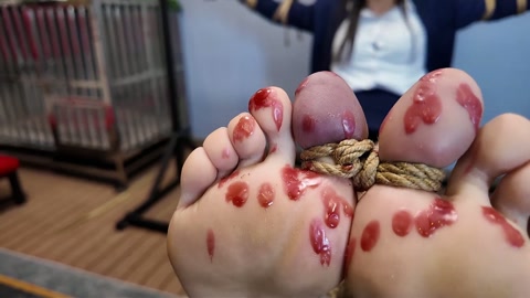 面试陷阱 气质美女佳佳面试，被面试官迷晕，各种TK，虐足折磨。鞭打，老虎凳。滴蜡，丝袜堵嘴，木棍打脚... 第10张