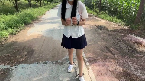 18岁JK白丝脚镣女高的户外两公里镣铐徒步 第10张