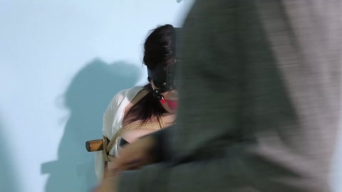 《借贷危机》职业白领小姐姐借高利贷无法还清被债主抓来椅子捆绑羞辱折磨要债！戴眼罩鼻勾口球马具！皮鞭狠... 第11张