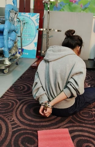 两个女生QQ铐任务，女生带两个QQ铐蒙眼走指压板，找钥匙游戏 第11张