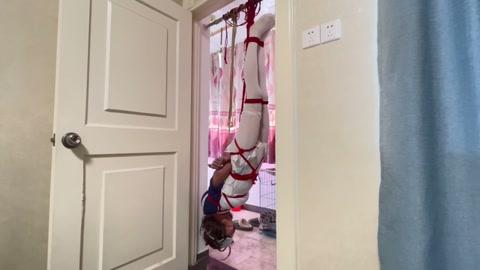 体操服白丝紧缚倒吊，蒙眼堵嘴头朝下被不断调教（上） 第11张