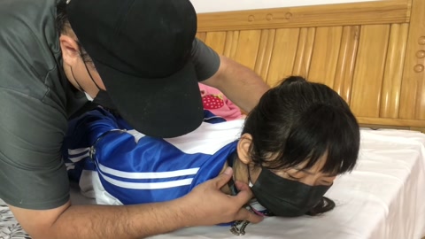 佳怡不遵守校规的惩罚 被教导主任把十几斤的十付镣铐全部铐在身上是什么感觉 第11张
