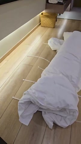 保鲜膜+棉被木乃伊，无法呼吸，闷得呜呜一直叫，又挣脱不出来，我给她放那不管，也不说话，她真的害怕了，... 第11张