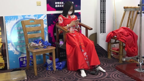 兰兰红色秀禾服，被捆绑鞭打招供，手铐脚镣，砝码脚镣 第11张