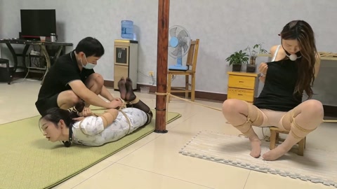 双人紧缚口球 茹茹和正正一个被吊起，一个被后手观音紧缚 第11张